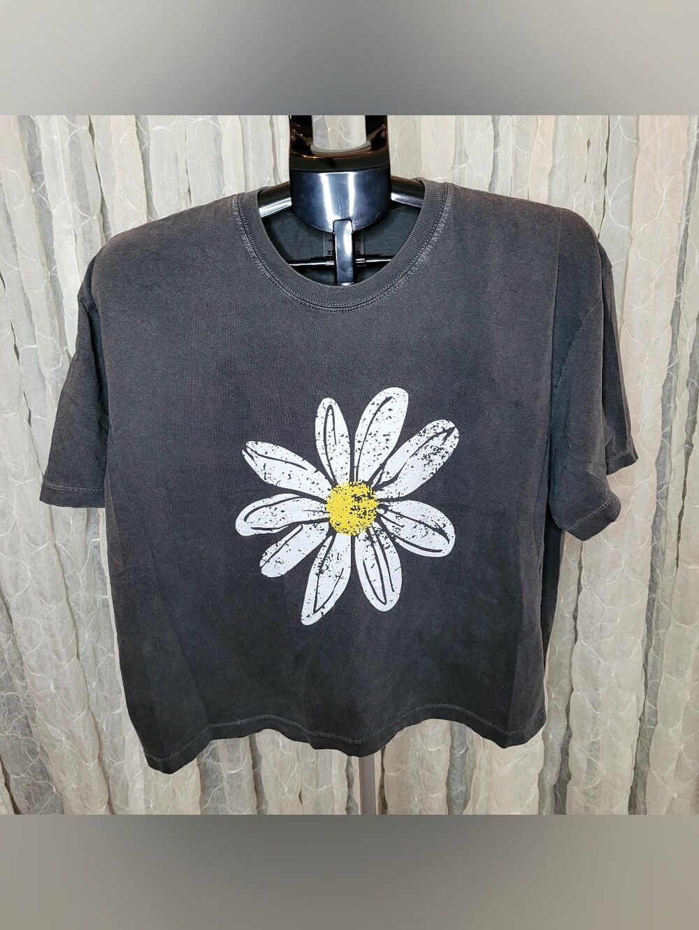 Comfort Colors Charcoal Grey Daisy Distressed Graphic Cropped Tee XL
